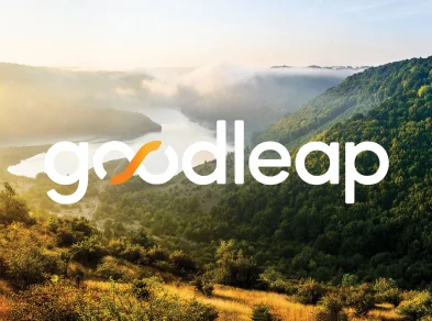 La palabra «goodleap» se destaca en un paisaje pintoresco, haciendo hincapié en la energía solar para comunidades remotas y en los cielos brumosos.