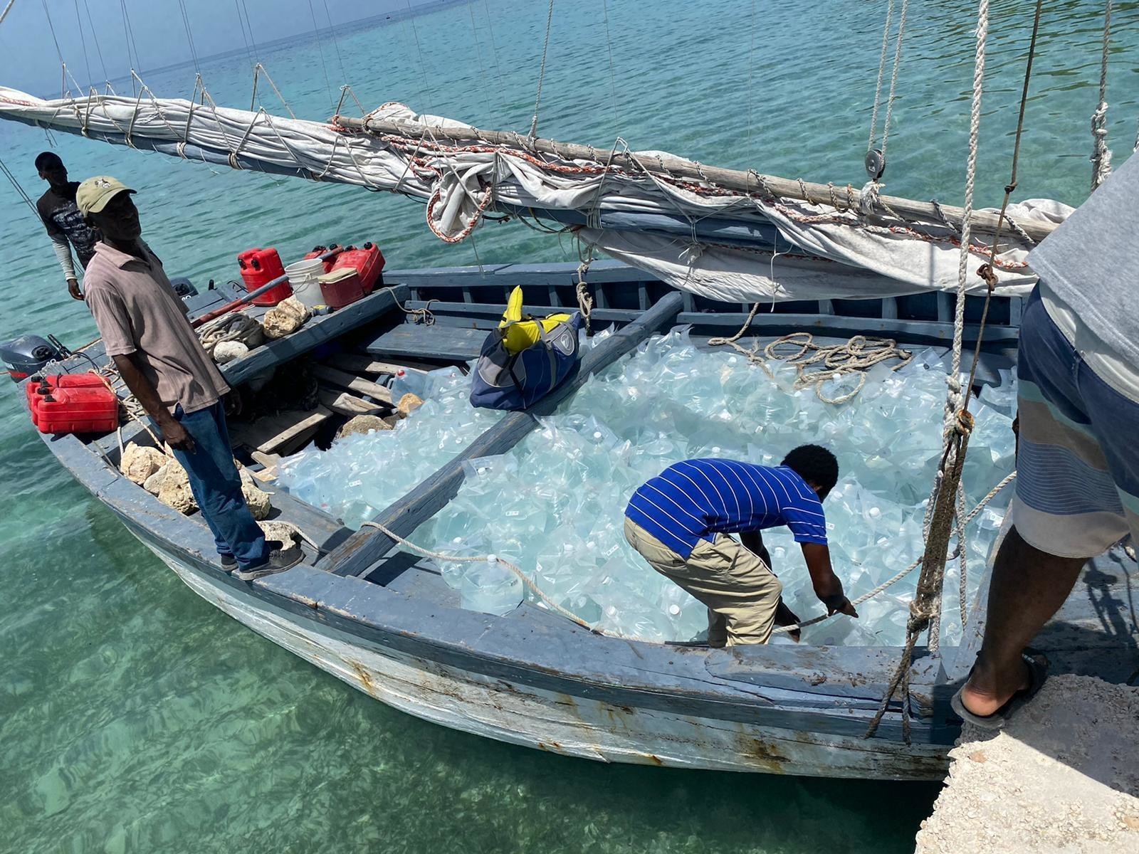 Dlo pwòp ki soti nan Fèm Dlo Solè GivePower la rive nan Les Cayes.